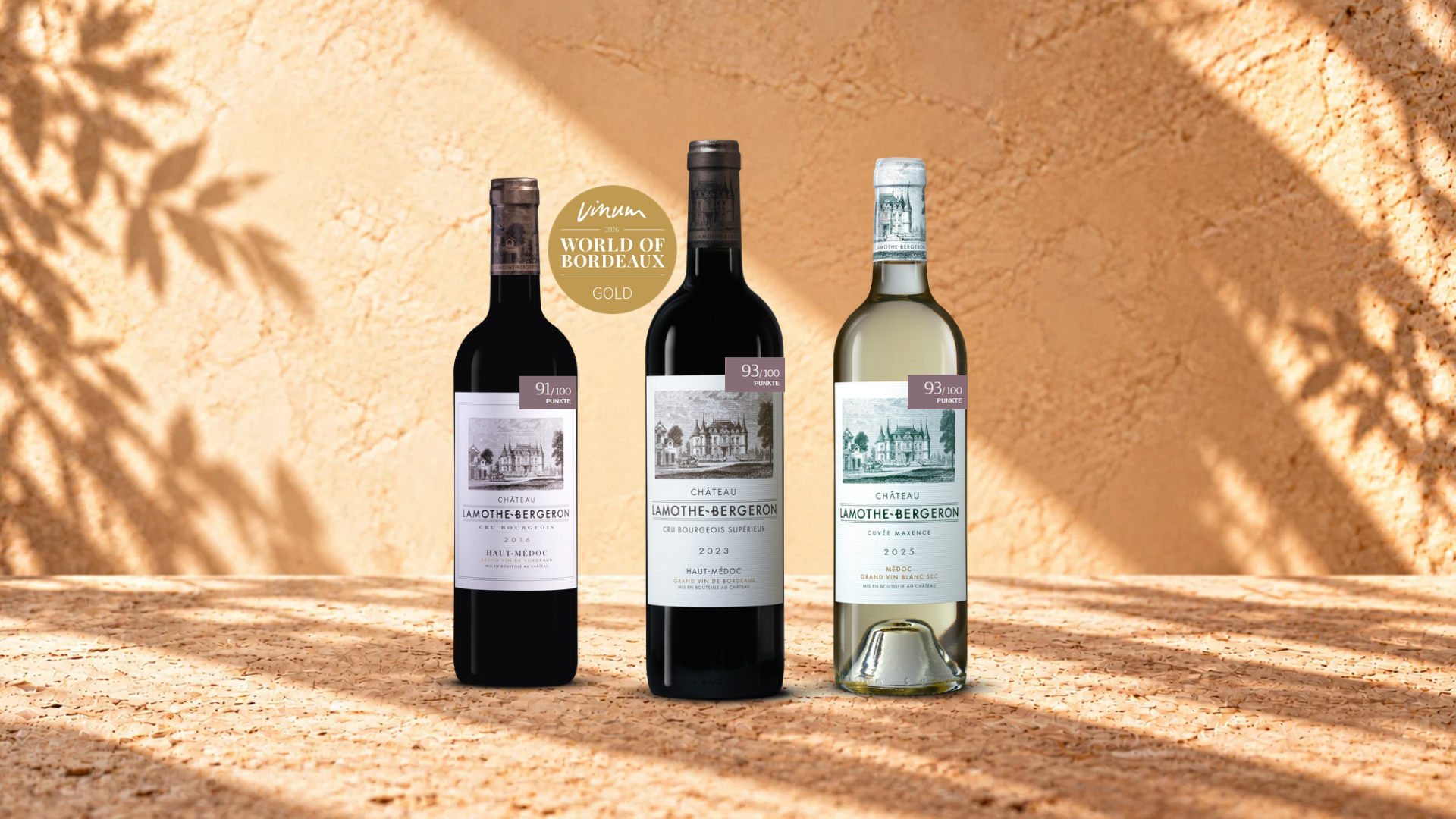 Trois vins du Château Lamothe-Bergeron distingués par VINUM, illustrés par deux verres de vin rouge et blanc.